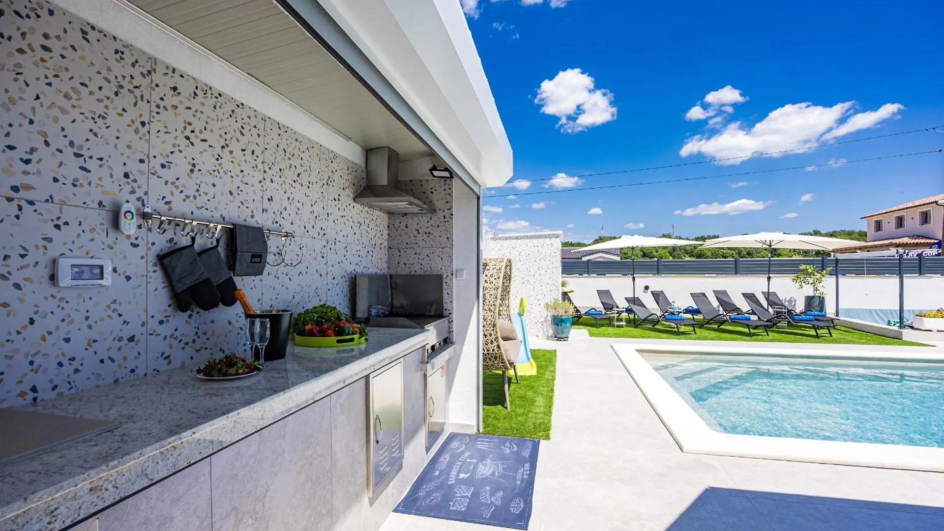 Villa Spa Otium For 8 People With 32 M2 Heated Pool, Outdoor Cinema, Kids Playground & Spa Area Loborika