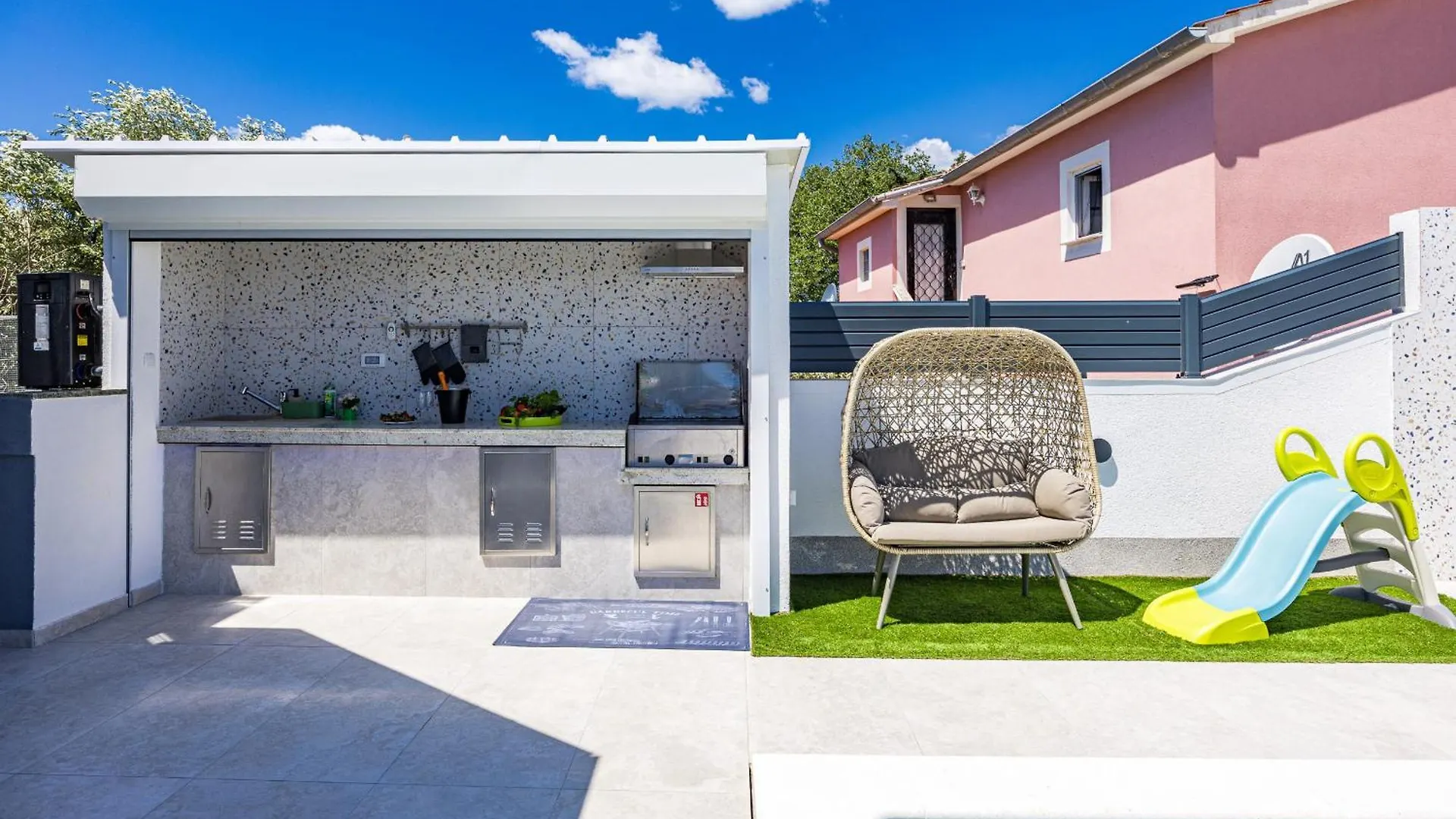 Villa Spa Otium For 8 People With 32 M2 Heated Pool, Outdoor Cinema, Kids Playground & Spa Area Loborika 0*,