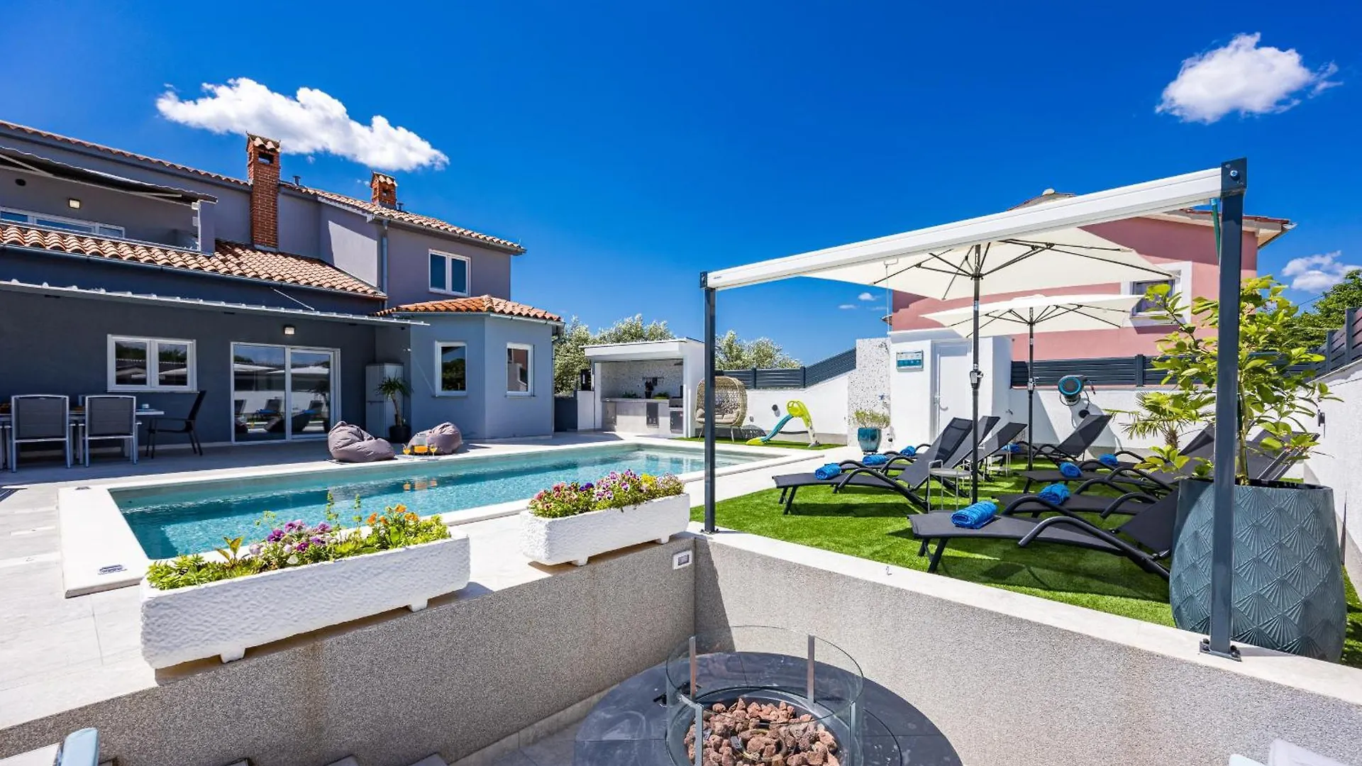 Villa Spa Otium For 8 People With 32 M2 Heated Pool, Outdoor Cinema, Kids Playground & Spa Area Loborika